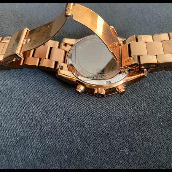 Michel Kors rose gold watch ( need battery) - Picture 4 of 5